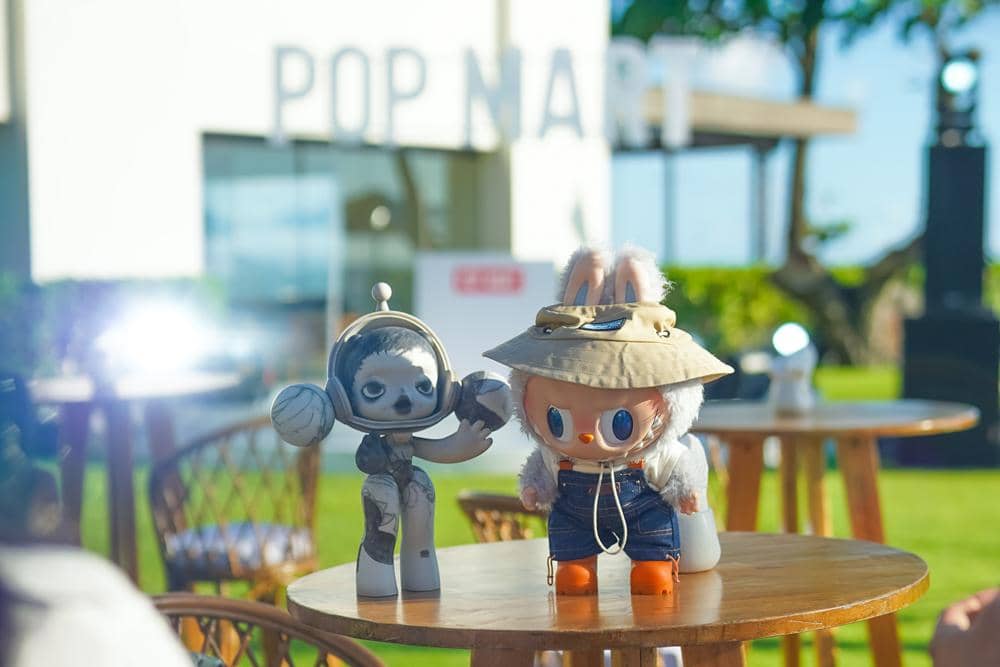 POP MART Beach Party_4.jpg, 1. Ekspansi strategis di Bali, menyapa lolektor dan wisatawan global, 2. Edisi eksklusif dan spot instagramable yang sayang untuk dilewatkan, 3. Instalasi artistik di Alila Beach Club, cuma sampai 20 Juni!, 4. Perpaduan artistik global dan unsur lokal Bali