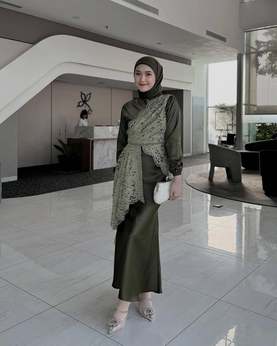instagram.com:saritiw.jpg, 1. Model jilbab segi empat simpel, 2. Model jilbab ikat belakang, 3. Model jilbab segi empat layer, 4. Model jilbab segi empat dengan inner ninja, 5. Model jilbab segi empat menutup dada