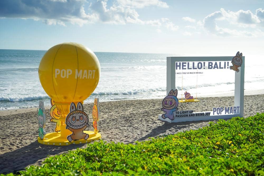 POP MART Beach Party_2.jpg, 1. Ekspansi strategis di Bali, menyapa lolektor dan wisatawan global, 2. Edisi eksklusif dan spot instagramable yang sayang untuk dilewatkan, 3. Instalasi artistik di Alila Beach Club, cuma sampai 20 Juni!, 4. Perpaduan artistik global dan unsur lokal Bali