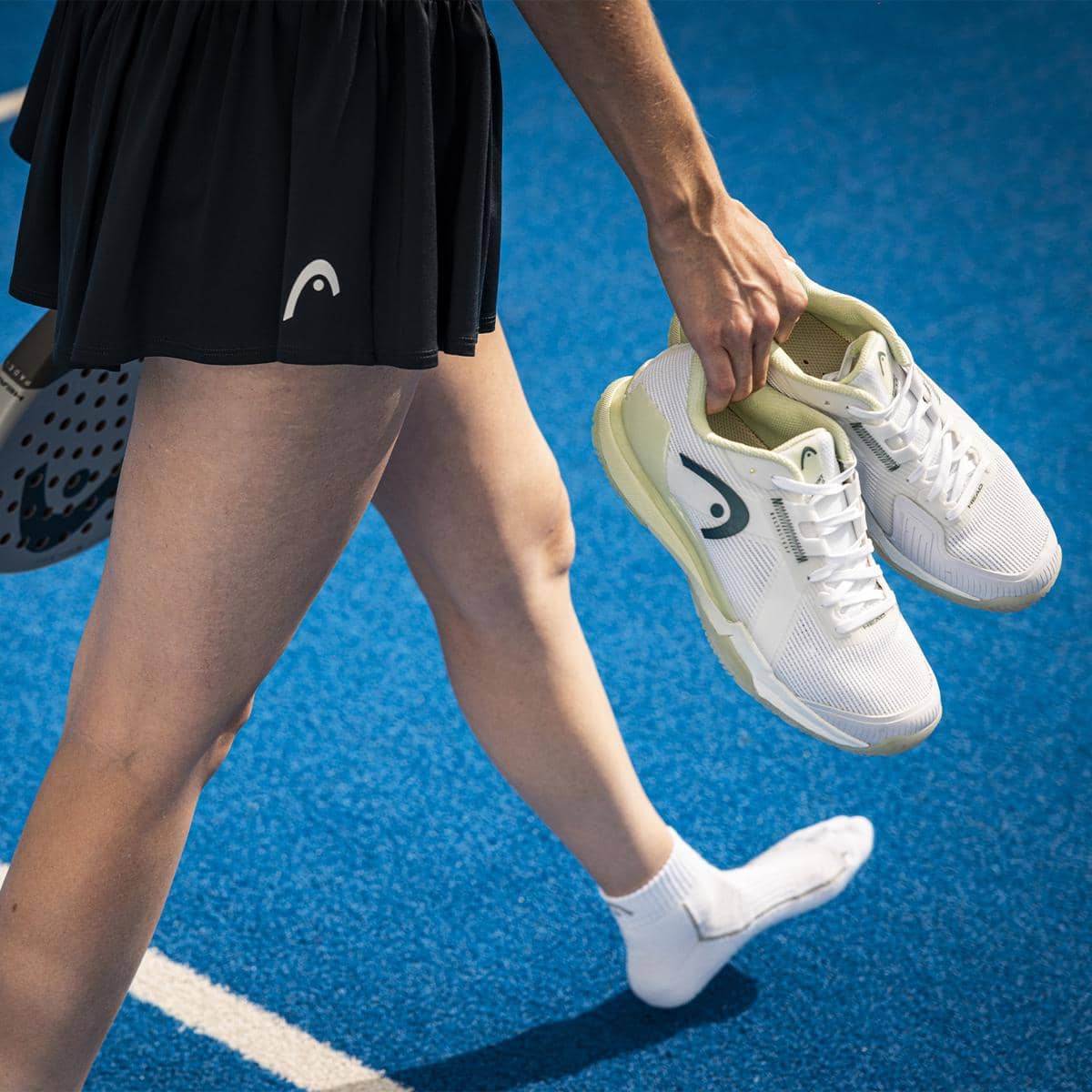 mistertennis.com.jpg, 1. Pilih sol sepatu yang sesuai dengan jenis lapangan, 2. Pastikan sepatu berbobot ringan, 3. Cek bantalan midsole, 4. Perhatikan support di bagian ankle, 5. Pilih material upper yang breathable