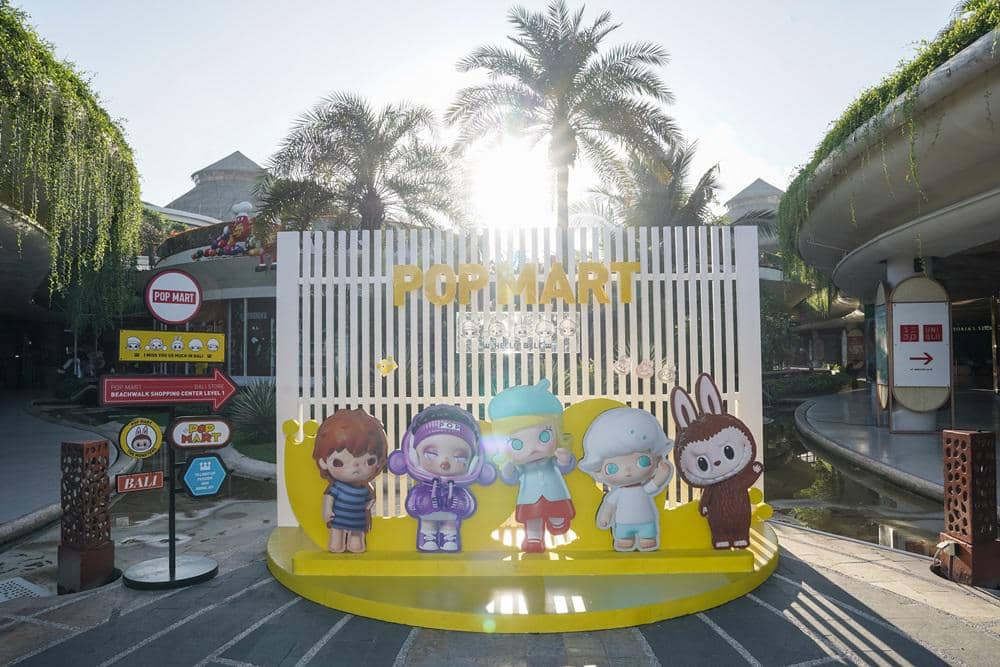 Opening Store POP MART Bali_4.jpg, 1. Ekspansi strategis di Bali, menyapa lolektor dan wisatawan global, 2. Edisi eksklusif dan spot instagramable yang sayang untuk dilewatkan, 3. Instalasi artistik di Alila Beach Club, cuma sampai 20 Juni!, 4. Perpaduan artistik global dan unsur lokal Bali