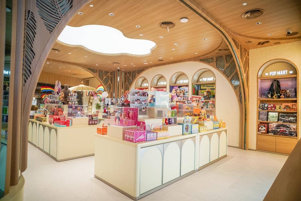 Opening Store POP MART Bali_3.jpg, 1. Ekspansi strategis di Bali, menyapa lolektor dan wisatawan global, 2. Edisi eksklusif dan spot instagramable yang sayang untuk dilewatkan, 3. Instalasi artistik di Alila Beach Club, cuma sampai 20 Juni!, 4. Perpaduan artistik global dan unsur lokal Bali