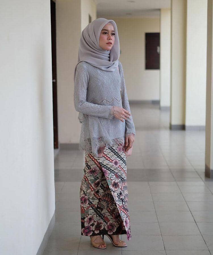 dok. IDN Times.jpeg, 1. Model jilbab segi empat simpel, 2. Model jilbab ikat belakang, 3. Model jilbab segi empat layer, 4. Model jilbab segi empat dengan inner ninja, 5. Model jilbab segi empat menutup dada