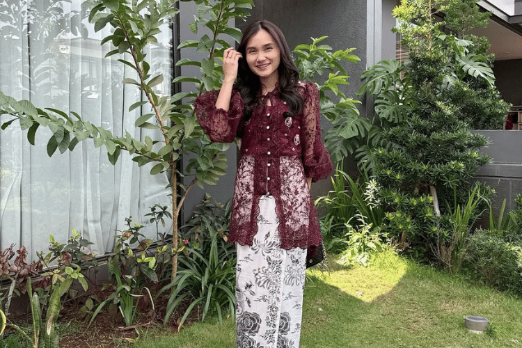 Cover Rok Batik - instagram.comdeaauliaf.png, 1. Rok span batik dominasi merah dengan baju putih, 2. Rok span batik dominasi hitam dengan baju hitam, 3. Rok span batik biru dengan baju putih, 4. Rok span batik cokelat dengan baju hijau, 5. Rok span batik putih dengan baju merah