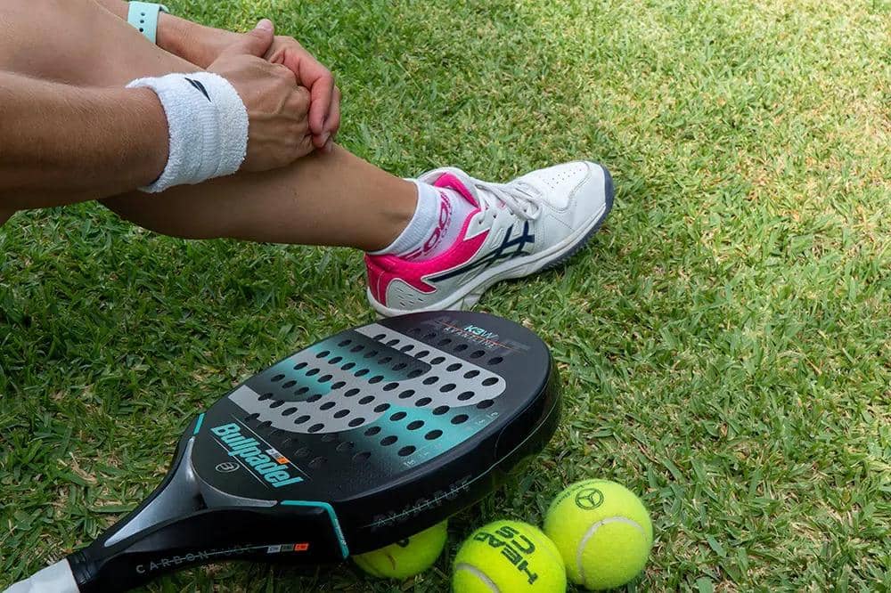 padeljoy.com.jpg, 1. Pilih sol sepatu yang sesuai dengan jenis lapangan, 2. Pastikan sepatu berbobot ringan, 3. Cek bantalan midsole, 4. Perhatikan support di bagian ankle, 5. Pilih material upper yang breathable