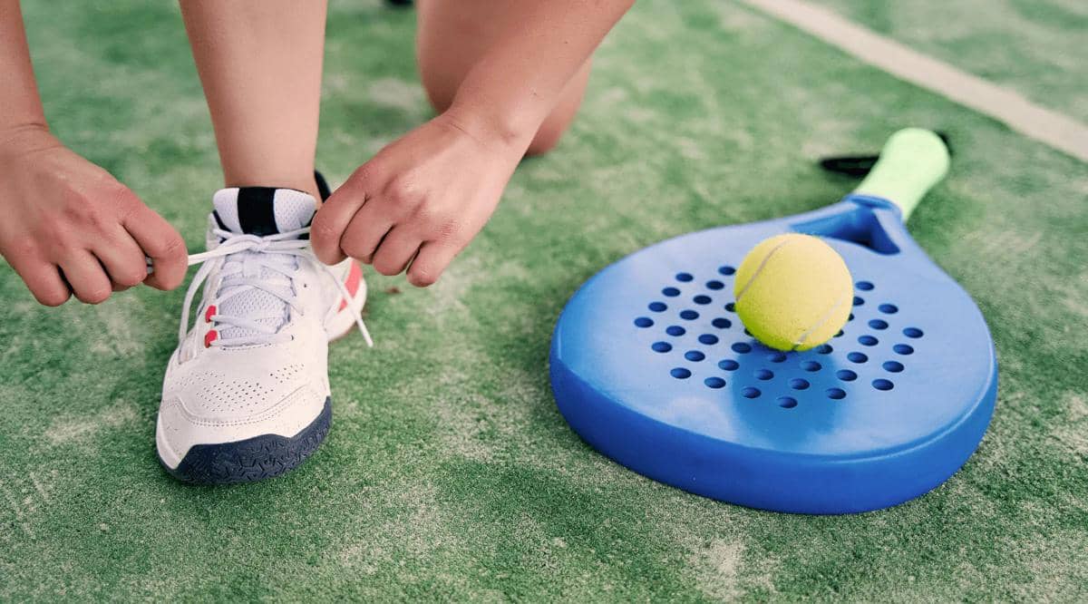 padelsouq.com.jpg, 1. Pilih sol sepatu yang sesuai dengan jenis lapangan, 2. Pastikan sepatu berbobot ringan, 3. Cek bantalan midsole, 4. Perhatikan support di bagian ankle, 5. Pilih material upper yang breathable