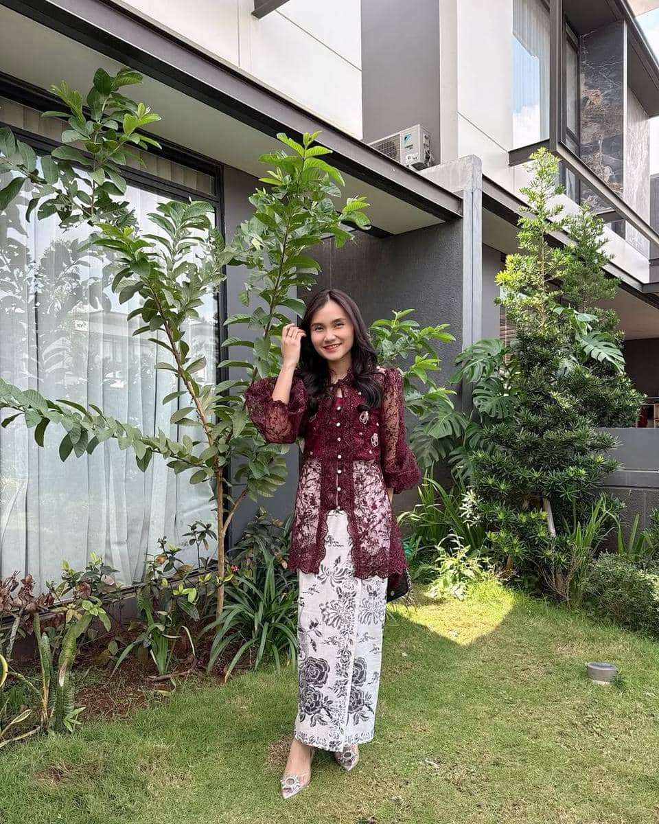 instagram.com:deaauliaf.jpg, 1. Rok span batik dominasi merah dengan baju putih, 2. Rok span batik dominasi hitam dengan baju hitam, 3. Rok span batik biru dengan baju putih, 4. Rok span batik cokelat dengan baju hijau, 5. Rok span batik putih dengan baju merah