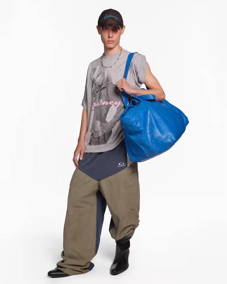 balenciaga-spring-26-image (1).jpg, 1. Merilis t-shirt, hoodie hingga topi baseball, 2. Membawa kolaborasi fashion dan musik, 3. Kolaborasi yang penuh makna buat Britney Spears, 4. Menandai akhir dari era Demna di Balenciaga, 5. Perpaduan budaya pop yang relevan untuk generasi sekarang