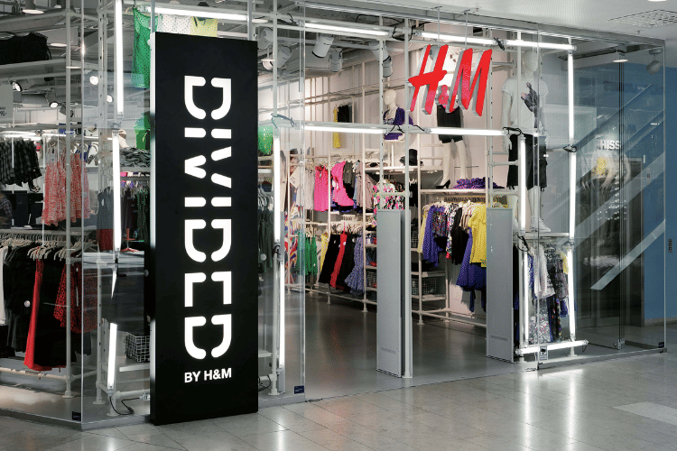 Cover HM Divided - dok. Internet.png, 1. Divided, 2. H&amp;M, 3. Perbedaan gaya antara Divided dan H&amp;M, 4. Perbedaan koleksi antara Divided dan H&amp;M, 5. Perbedaan harga antara Divided dan H&amp;M