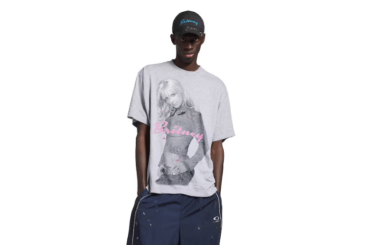Untitled design (3).png, 1. Merilis t-shirt, hoodie hingga topi baseball, 2. Membawa kolaborasi fashion dan musik, 3. Kolaborasi yang penuh makna buat Britney Spears, 4. Menandai akhir dari era Demna di Balenciaga, 5. Perpaduan budaya pop yang relevan untuk generasi sekarang