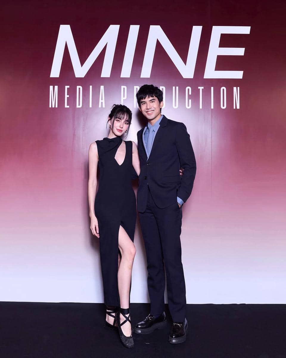 ขอบคุณทุกคนนะคะloveeeeeeeee❤️🙏🏻 วันนี้เป็นอีกวันนึงที่สำคัญในชีวิตของใหม่ค่ะ 😭 @mine.media.official (ลง.jpg, 1. Datang ke pameran seni, keduanya membagikan momen bersama. Davikah tampil manis pakai setelan bandeau top dan maxi skirt aksen floral sementara Chantavit bernuansa earth tone dengan jaket hijau., 2. Bergaya monokrom dengan warna berbeda, Davikah tampil chic dengan padu padan balloon skirt dan baju polo putih, sementara Chantavit tampil serba hitam dengan setelan suit. , 3. Hadiri acara bersama, keduanya tampil serasi dengan busana bernuansa gelap. Davikah pakai dress dengan aksen slit sementara Chantavit pakai kemeja biru dan jas hitam., 4. Pemotretan bersama dengan gaya yang sensual, Davikah pakai lace bra dan bawahan sheer warna hitam. Sang kekasih pakai jas serba hitam yang serasi dengan Davikah., 5. Bergaya kasual dan sedikit preppy, Davikah dan Ter Chantavit kompak pakai sepatu loafers dan kaos kaki serta celana jeans di salah satu momen.