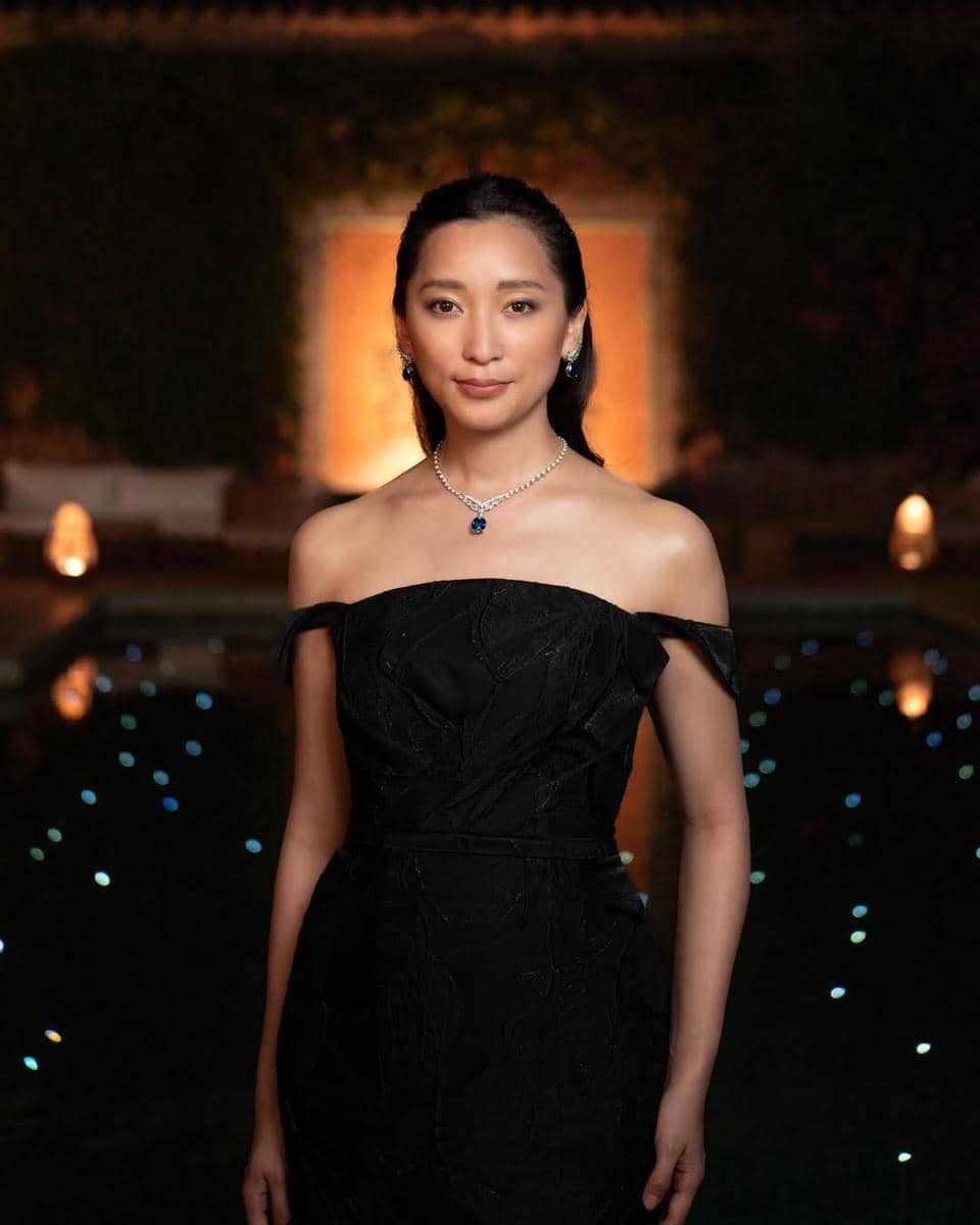 SnapInsta.to_509623642_18508623328003469_1145152664080998049_n.jpg, 1. Song Hye‑kyo curi perhatian dengan penampilannya yang anggun di momen ini. Ia mengenakan kalung berhias berlian dan permata hijau Chaumet, dipadukan dengan gaun strapless beraksen lipit., 2. Emilia Clarke hadir dalam balutan gaun putih nan elegan. Perhatian tertuju pada kalung dan anting statement dari koleksi Jewels by Nature yang menyerupai dedaunan., 3. Lain dengan Kelly Rutherford, yang memilih tampil manis dengan black dress pita dan set anting chandelier serta kalung statement yang memberi nuansa cantik nan mewah., 4. Anne Watanabe memilih gaya elegan dalam balutan perhiasan anting dan liontin berlian berhias blue sapphire yang mewah dengan gaun off shoulder., 5. Gao Yuanyuan tampak memukau pakai gaun satin tanpa tali yang memamerkan kalung dan cincin statement super mewah dalam hiasan berlian dan tatahan blue sapphire.