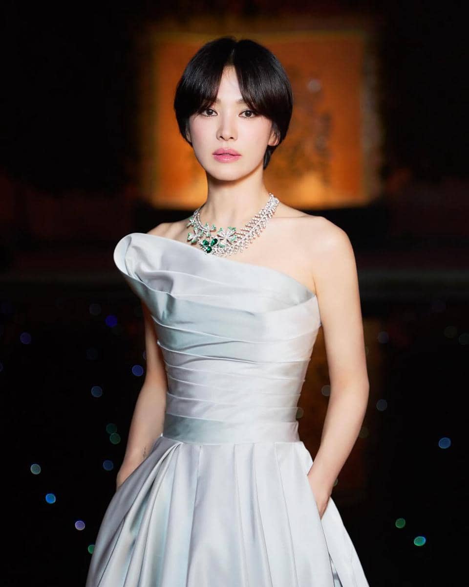 SnapInsta.to_504354892_18508312741003469_8480465594771822573_n.jpg, 1. Song Hye‑kyo curi perhatian dengan penampilannya yang anggun di momen ini. Ia mengenakan kalung berhias berlian dan permata hijau Chaumet, dipadukan dengan gaun strapless beraksen lipit., 2. Emilia Clarke hadir dalam balutan gaun putih nan elegan. Perhatian tertuju pada kalung dan anting statement dari koleksi Jewels by Nature yang menyerupai dedaunan., 3. Lain dengan Kelly Rutherford, yang memilih tampil manis dengan black dress pita dan set anting chandelier serta kalung statement yang memberi nuansa cantik nan mewah., 4. Anne Watanabe memilih gaya elegan dalam balutan perhiasan anting dan liontin berlian berhias blue sapphire yang mewah dengan gaun off shoulder., 5. Gao Yuanyuan tampak memukau pakai gaun satin tanpa tali yang memamerkan kalung dan cincin statement super mewah dalam hiasan berlian dan tatahan blue sapphire.