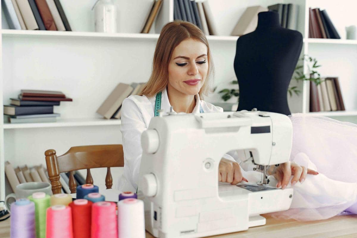 pexels.com.jpg, 1. Apa itu bahan tekstil?, 2. Karakteristik bahan tekstil, 3. Jenis-jenis bahan tekstil, 4. Kelebihan bahan tekstil, 5. Kekurangan bahan tekstil