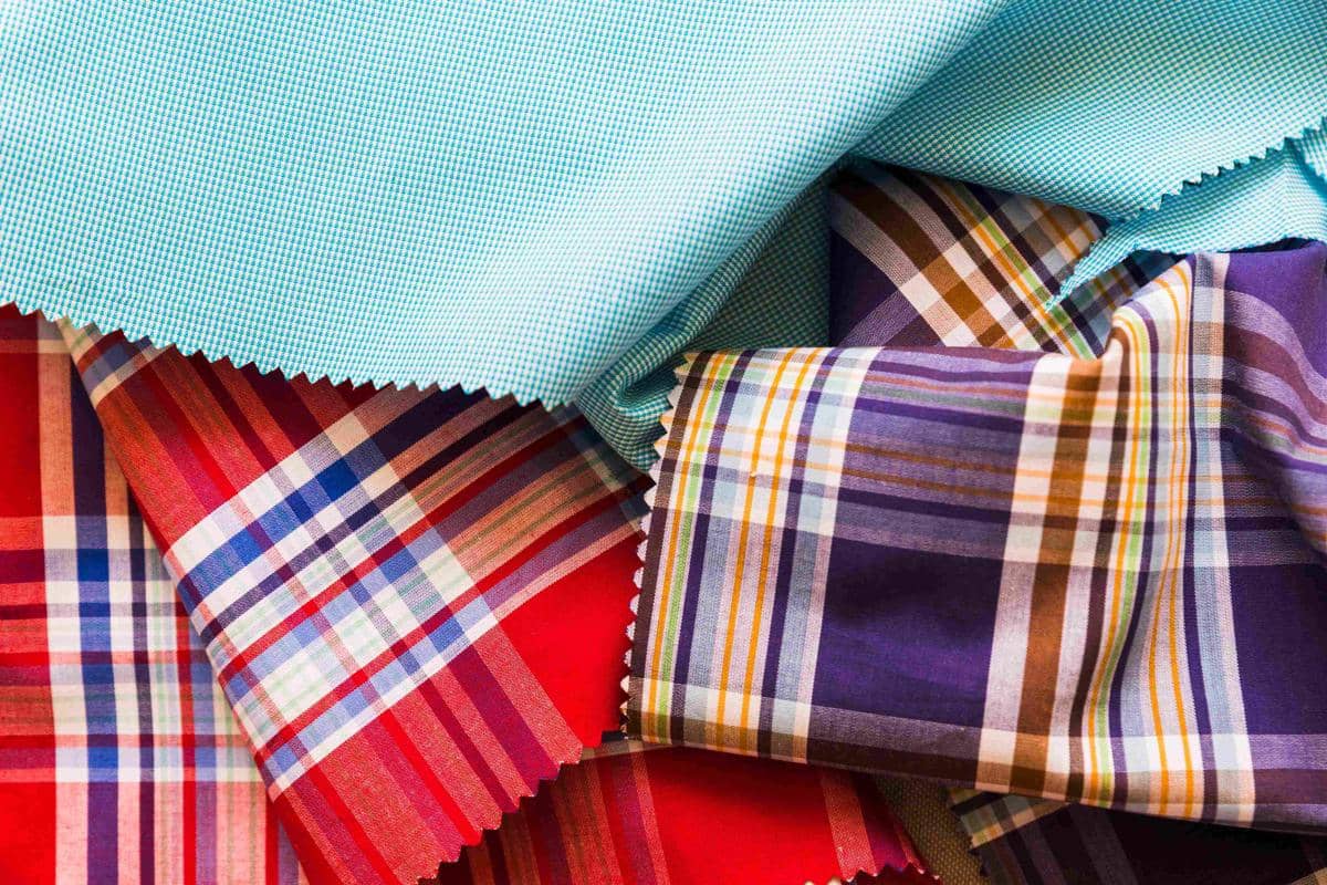freepik.com.jpg, 1. Apa itu bahan tekstil?, 2. Karakteristik bahan tekstil, 3. Jenis-jenis bahan tekstil, 4. Kelebihan bahan tekstil, 5. Kekurangan bahan tekstil
