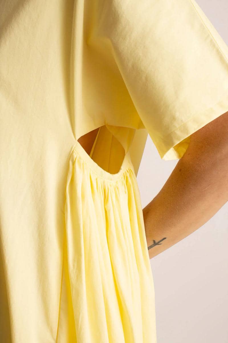 bonadrag.com, 1. Katun Poplin Berasal dari Bahan Dasar yang Adem, 2. Perlu Dicatat: Lihat dengan Teliti Komposisinya!, 3. Katun Poplin Seratnya Padat tapi Nggak Gerah, 4. Cocok untuk Gaya Santai Hingga Rapi, 5. Tips Memilih Katun Poplin yang Adem