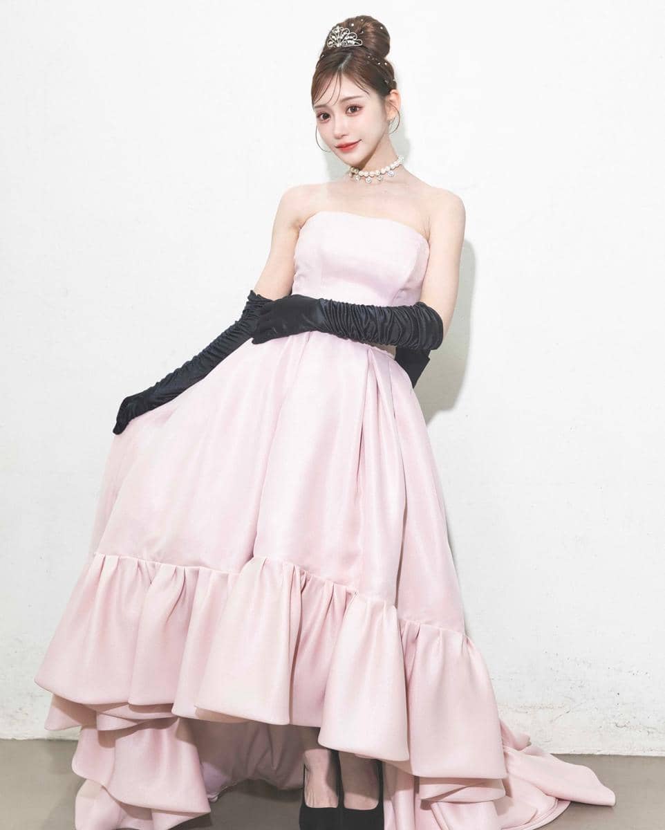 asukakiraran_1718228234_3389066524043545223_384875489.jpg, 1. Dikelilingi banyak kado, Asuka Kirara andalkan gaun putih satin dengan beberapa perhiasan minimalis namun terlihat mewah saat perayaan Hari Natal tahun 2023, 2. Tahun lalu, Asuka Kirara yang hadiri acara penting Tiffany & Co. memilih kenakan gaun maxi berpotongan lurus lengan puff warna orange dengan sandals heels dan tas selempang senada, 3. Lengkap dengan sarung tangan opera, Asuka Kirara seakan bertransformasi menjadi Audrey Hepburn dalam balutan ball gown pink pastel berpotongan asimetris, 4. Pernah menghadiri acara penting Louis Vuitton, Asuka Kirara tampil preppy dengan gaun mini putih dibalut blazer, open-toe boots dan menenteng sebuah clutch, 5. Tahun lalu, Asuka Kirara sempat melakukan catwalk dengan strapless top kotak-kotak dan rok tulle berdetail pita untuk merek pakaian Kansai Collection lho