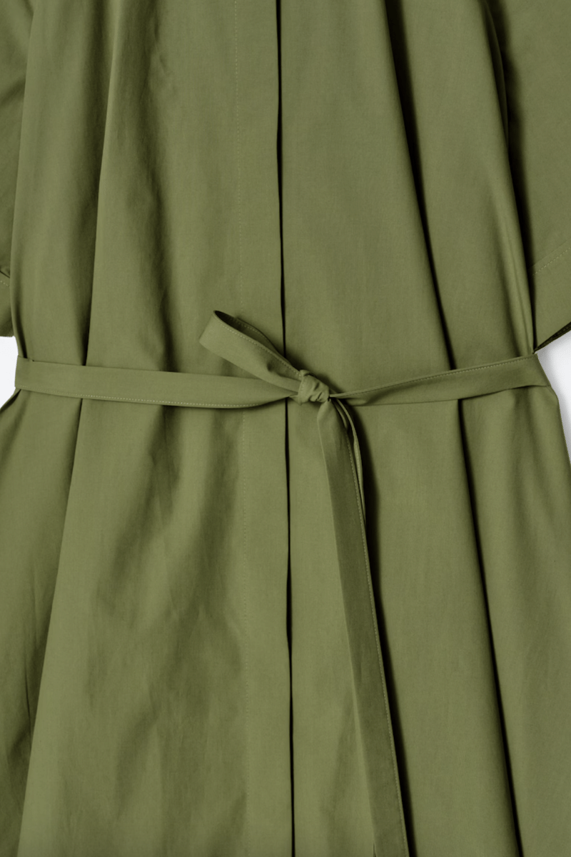 cos.com, 1. Katun Poplin Berasal dari Bahan Dasar yang Adem, 2. Perlu Dicatat: Lihat dengan Teliti Komposisinya!, 3. Katun Poplin Seratnya Padat tapi Nggak Gerah, 4. Cocok untuk Gaya Santai Hingga Rapi, 5. Tips Memilih Katun Poplin yang Adem