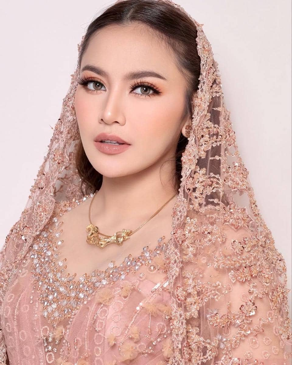 instagram.com:askyfebrianti.jpg, 1. Sesuaikan dengan bentuk kerah kebaya, 2. Perhatikan detail kebaya sebelum memilih kalung emas sebagai pelengkap gaya, 3. Pilih panjang kalung yang sesuai dengan model kebaya, 4. Pertimbangkan bentuk wajah sebelum memilih kalung emas untuk kebaya, 5. Sesuaikan model kalung dengan acaranya