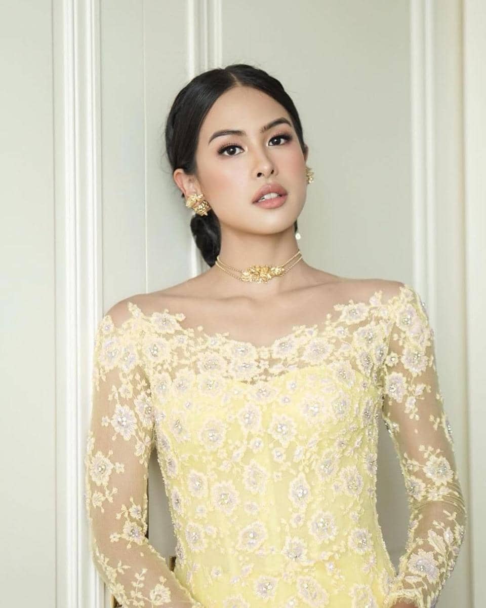 instagram.com:svarna_byikatindonesia.jpg, 1. Sesuaikan dengan bentuk kerah kebaya, 2. Perhatikan detail kebaya sebelum memilih kalung emas sebagai pelengkap gaya, 3. Pilih panjang kalung yang sesuai dengan model kebaya, 4. Pertimbangkan bentuk wajah sebelum memilih kalung emas untuk kebaya, 5. Sesuaikan model kalung dengan acaranya