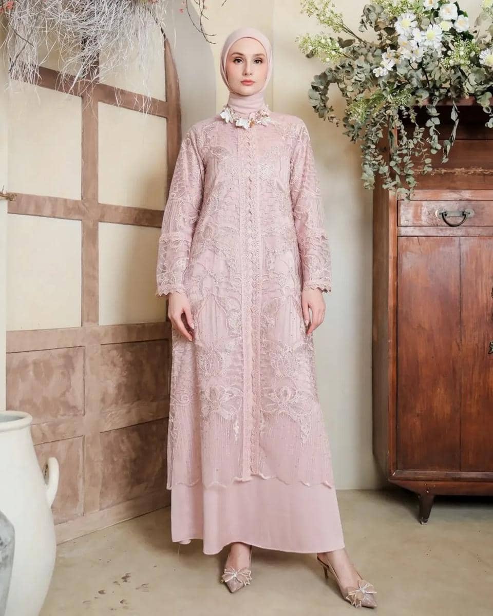 instagram.com-fitriahan.id.jpg, 1. Gamis kombinasi organza dengan aksen gold mewah, 2. Gamis kombinasi organza dengan aksen pita di kerah, 3. Gamis kombinasi organza aksen slit depan, 4. Gamis kombinasi organza warna netral yang classy, 5. Gamis kombinasi organza warna sage kekinian