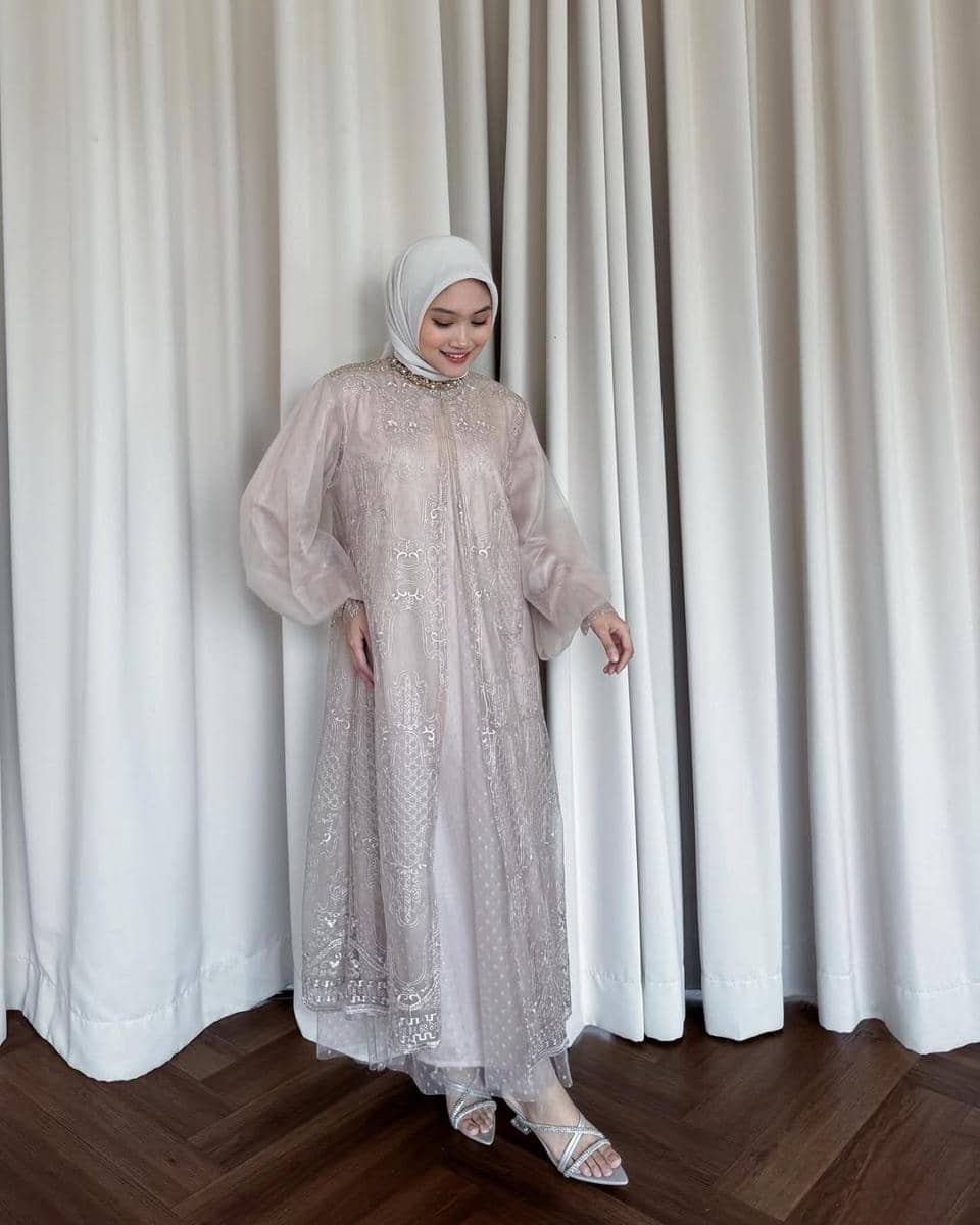 instagram.com:autumn.labels.jpg, 1. Gamis kombinasi organza dengan aksen gold mewah, 2. Gamis kombinasi organza dengan aksen pita di kerah, 3. Gamis kombinasi organza aksen slit depan, 4. Gamis kombinasi organza warna netral yang classy, 5. Gamis kombinasi organza warna sage kekinian