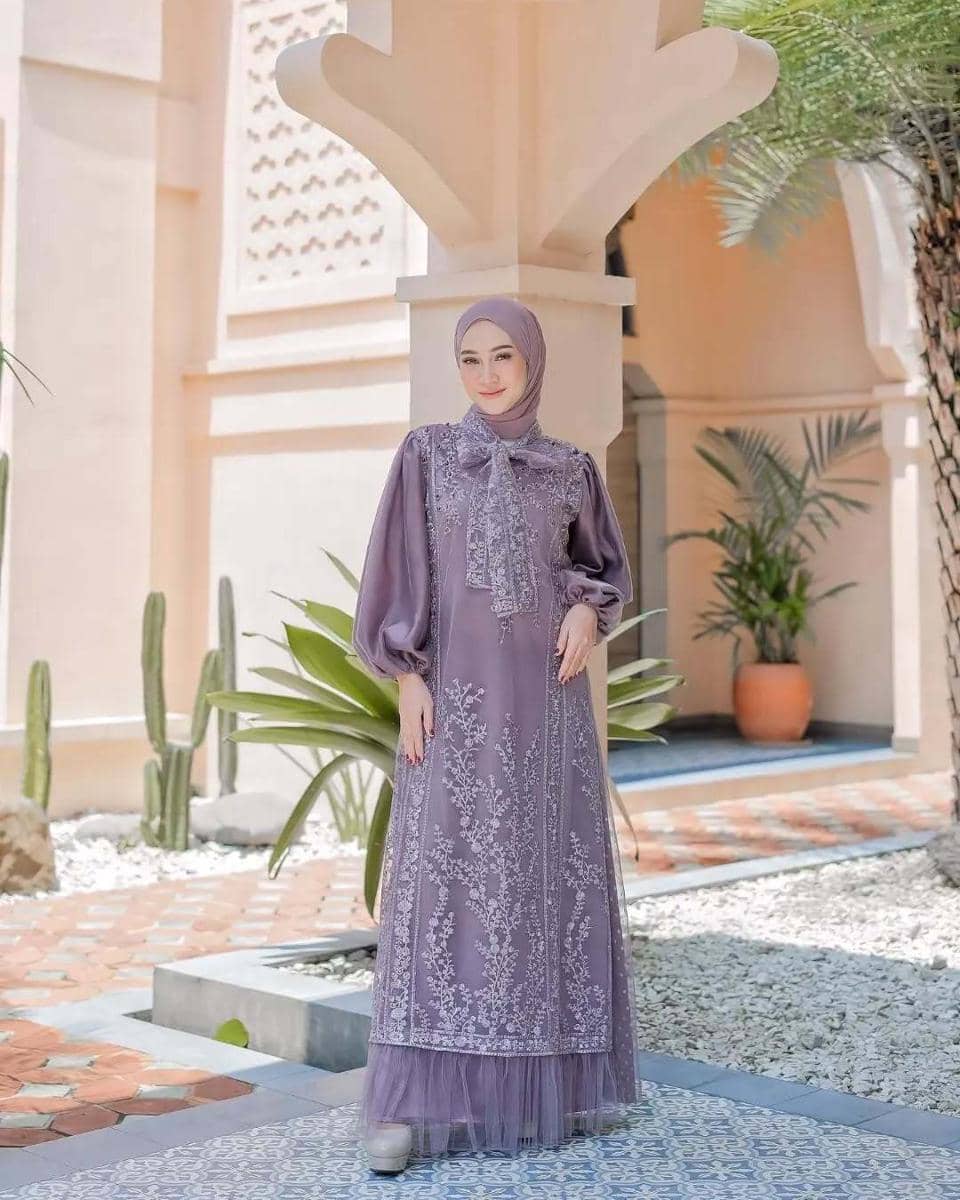 instagram.com-vamella_chlothes.jpg, 1. Gamis kombinasi organza dengan aksen gold mewah, 2. Gamis kombinasi organza dengan aksen pita di kerah, 3. Gamis kombinasi organza aksen slit depan, 4. Gamis kombinasi organza warna netral yang classy, 5. Gamis kombinasi organza warna sage kekinian