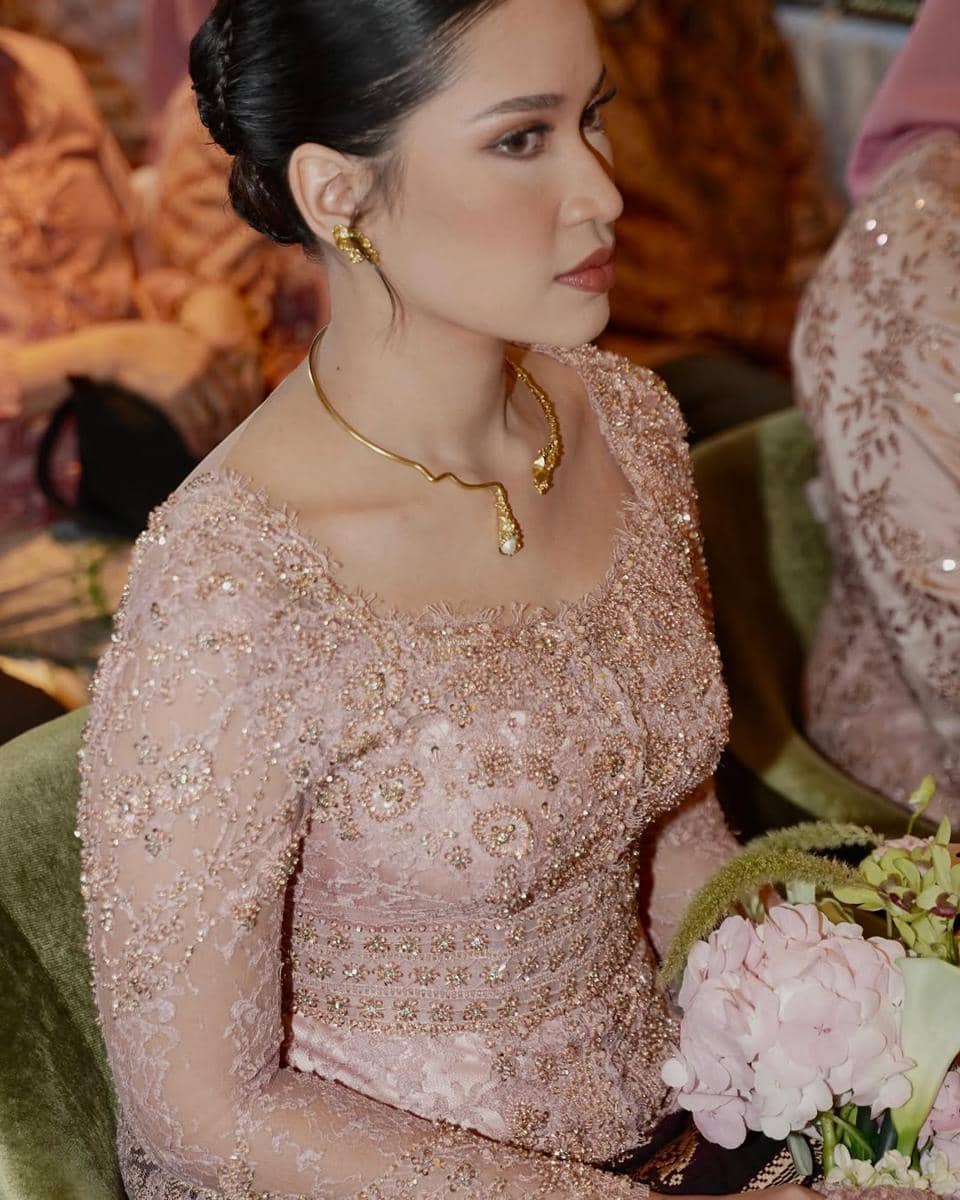 instagram.com:kirtasofficial.jpg, 1. Sesuaikan dengan bentuk kerah kebaya, 2. Perhatikan detail kebaya sebelum memilih kalung emas sebagai pelengkap gaya, 3. Pilih panjang kalung yang sesuai dengan model kebaya, 4. Pertimbangkan bentuk wajah sebelum memilih kalung emas untuk kebaya, 5. Sesuaikan model kalung dengan acaranya