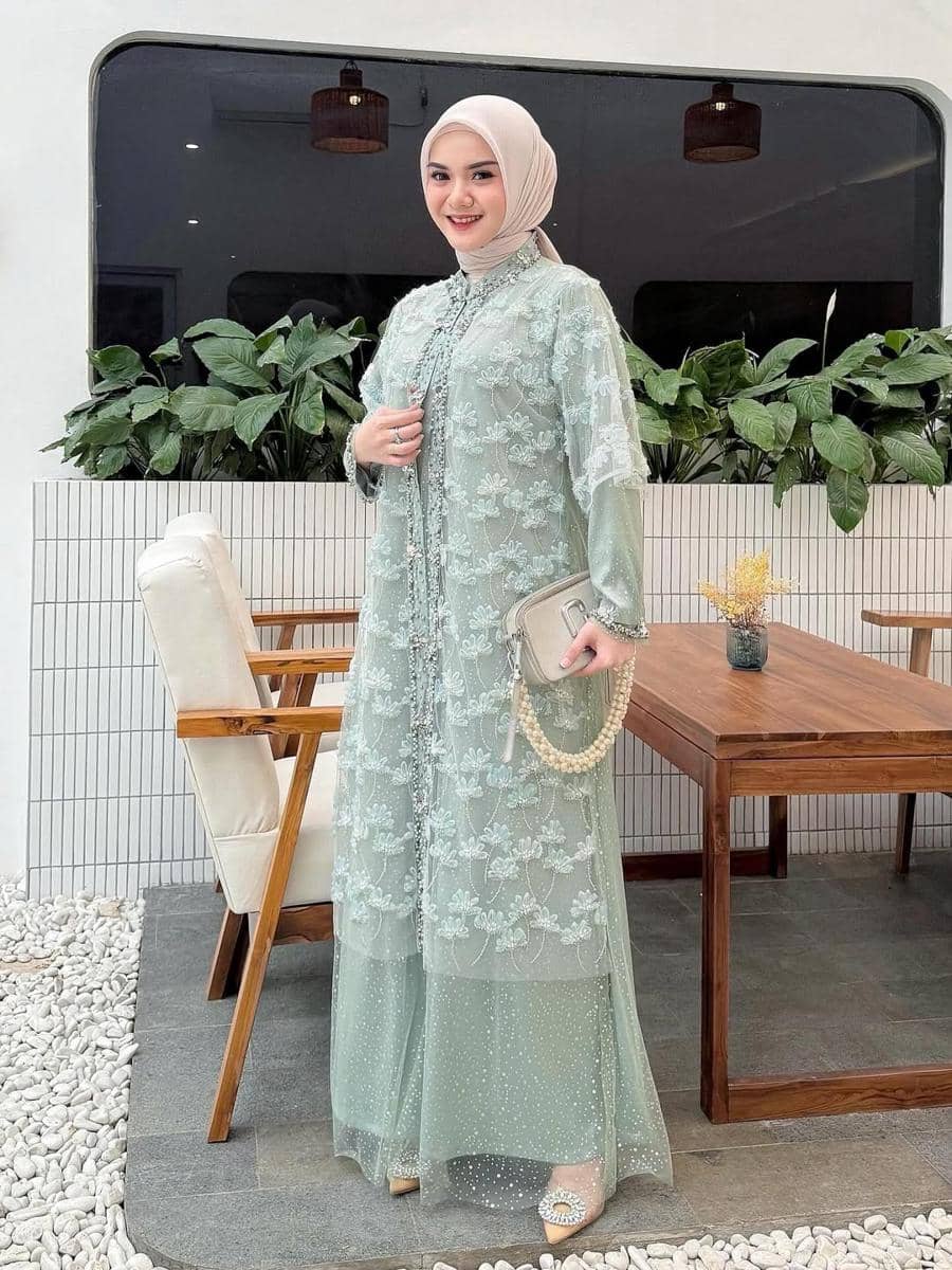 instagram.com:yufis_scraft.jpg, 1. Gamis kombinasi organza dengan aksen gold mewah, 2. Gamis kombinasi organza dengan aksen pita di kerah, 3. Gamis kombinasi organza aksen slit depan, 4. Gamis kombinasi organza warna netral yang classy, 5. Gamis kombinasi organza warna sage kekinian