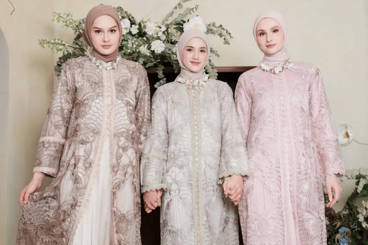 Cover Gamis Organza - instagram.comfitriahan.id.png, 1. Gamis kombinasi organza dengan aksen gold mewah, 2. Gamis kombinasi organza dengan aksen pita di kerah, 3. Gamis kombinasi organza aksen slit depan, 4. Gamis kombinasi organza warna netral yang classy, 5. Gamis kombinasi organza warna sage kekinian