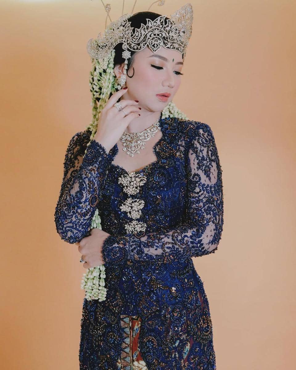 instagram.com:merrasofficial.jpg, 1. Sesuaikan dengan bentuk kerah kebaya, 2. Perhatikan detail kebaya sebelum memilih kalung emas sebagai pelengkap gaya, 3. Pilih panjang kalung yang sesuai dengan model kebaya, 4. Pertimbangkan bentuk wajah sebelum memilih kalung emas untuk kebaya, 5. Sesuaikan model kalung dengan acaranya