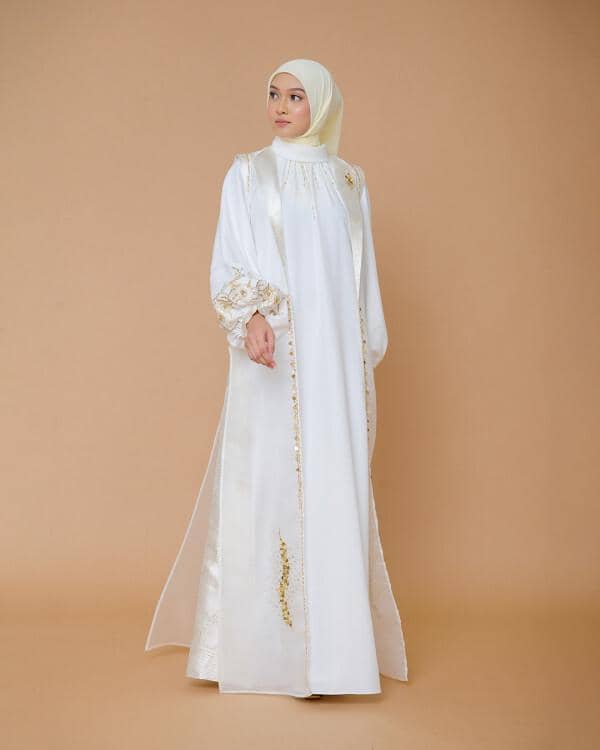 blog.ranti.co.id.jpg, 1. Gamis kombinasi organza dengan aksen gold mewah, 2. Gamis kombinasi organza dengan aksen pita di kerah, 3. Gamis kombinasi organza aksen slit depan, 4. Gamis kombinasi organza warna netral yang classy, 5. Gamis kombinasi organza warna sage kekinian