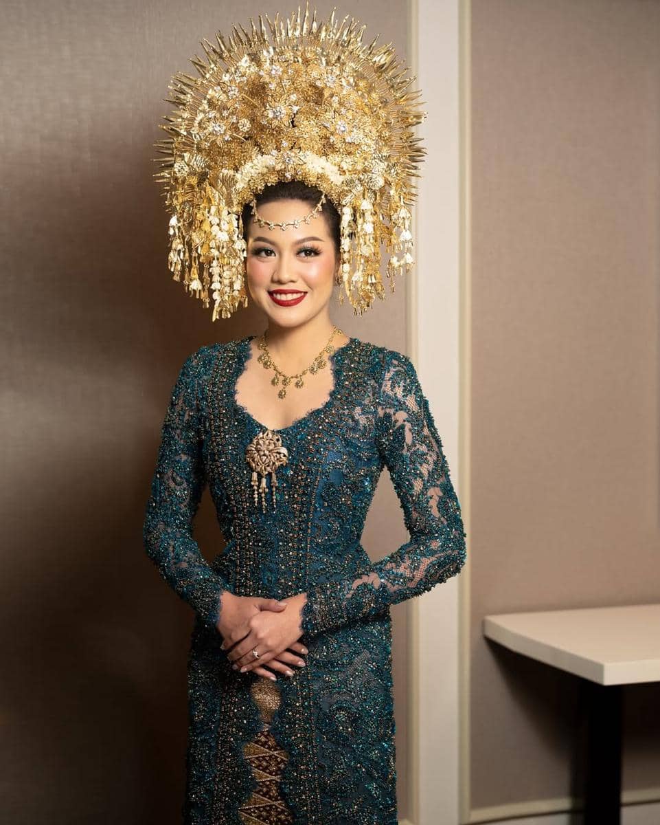 instagram.com:studioboh.jpg, 1. Sesuaikan dengan bentuk kerah kebaya, 2. Perhatikan detail kebaya sebelum memilih kalung emas sebagai pelengkap gaya, 3. Pilih panjang kalung yang sesuai dengan model kebaya, 4. Pertimbangkan bentuk wajah sebelum memilih kalung emas untuk kebaya, 5. Sesuaikan model kalung dengan acaranya
