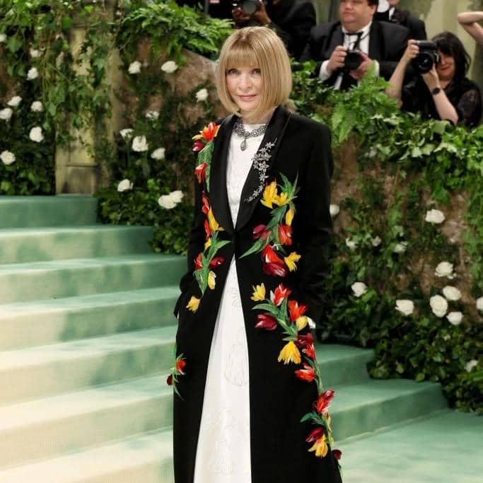 Les dejamos parte de los looks del Met Gala 2024.Este año, fueron invitados varios latinos, como Shakira, Karol G, Bad Bunny, Rauw Alejandro, Rosalía, entre otros.jpg, 1. Rambut bob dan kacamata hitam udah jadi ciri khas Anna sejak dulu. Seperti saat hadir di CFDA Awards Dinner tahun 1999 dengan gaun satin pink-nya., 2. Selalu jadi sosok penting di balik Met Gala, ini salah satu penampilan Anna di Met Gala 2017 memakai gaun Chanel dengan detail rok feathery., 3. Menemani Ratu Elizabeth II saat menonton fashion show, Anna tetap konsisten dengan kacamata hitamnya. Ia pakai dress floral dengan boots yang chic., 4. Anna tahu cara bermain dengan warna dan motif. Kali ini ia memadukan dress dan outer plaid dengan boots yang bikin gayanya stylish dan edgy., 5. Di Met Gala 2024, Anna datang pakai tuxedo coat rancangan Loewe dengan hiasan bunga tulip yang terinspirasi dari Charles Frederick Worth 1889