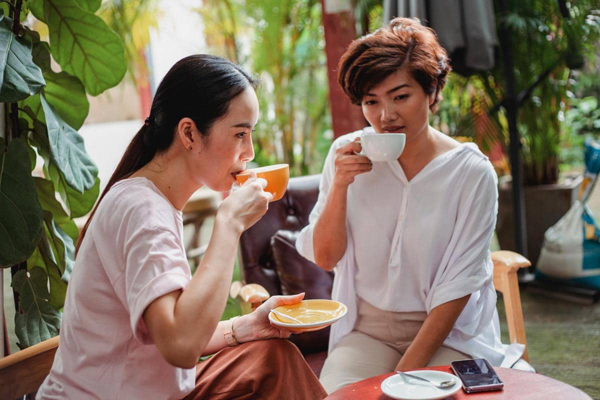 Ilustrasi ngopi bareng teman, 1. Bahan-bahan butter rice cake , 2. Cara membuat butter rice cake , 3. Tips dan trik agar butter rice cake tidak bantat , 4. Menyimpan butter rice cake agar tahan lama , 5. Kapan waktu tepat menyantap butter rice cake? 