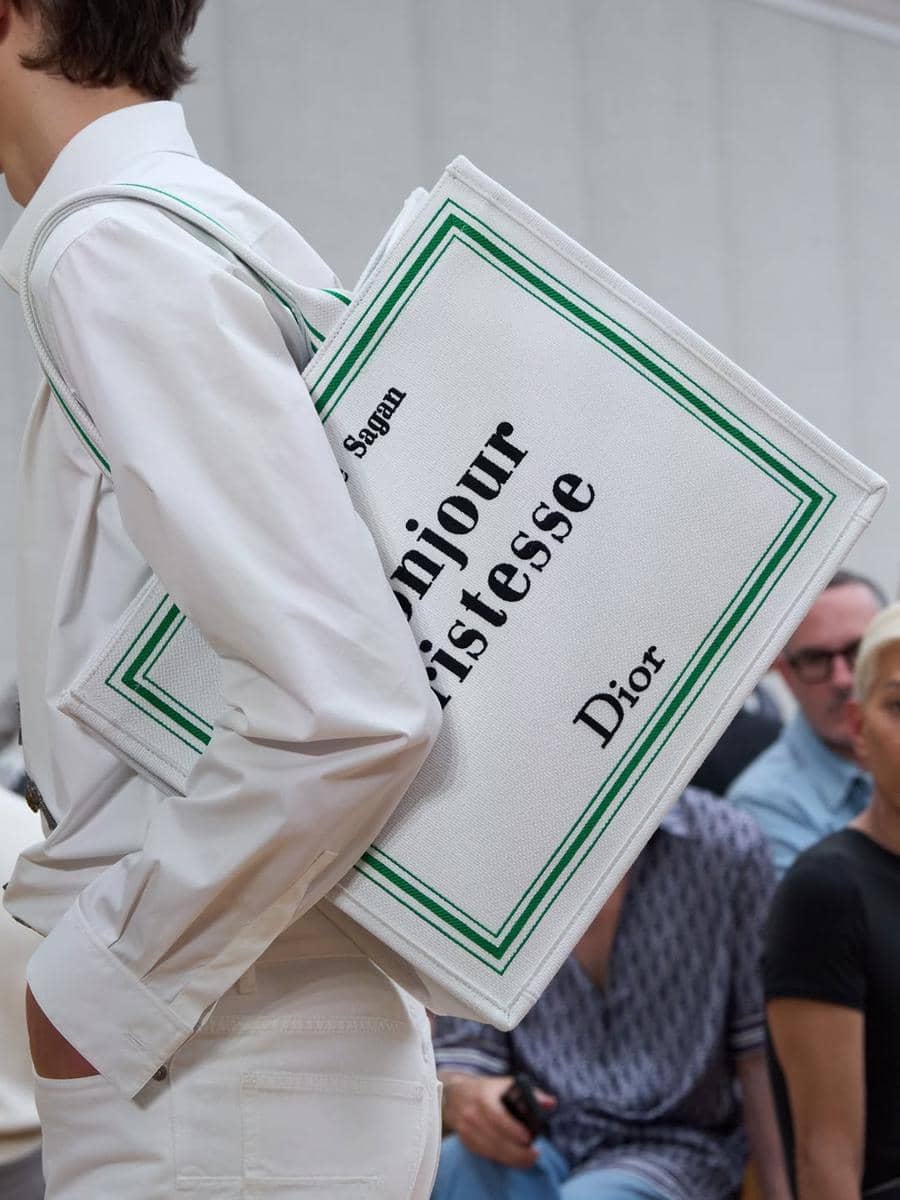 Details - @Dior Summer 2026 collection by @Jonathan.Anderson #Dior #DiorSummer26 #DiorbyJonathanAnderson.jpg, 1. Penampilan pembuka yang curi perhatian, 2. Bar jacket Dior yang ikonik, 3. Tas 'Dior Book Tote', 4. Gaya regency dengan sentuhan modern, 5. Bow ties yang unik
