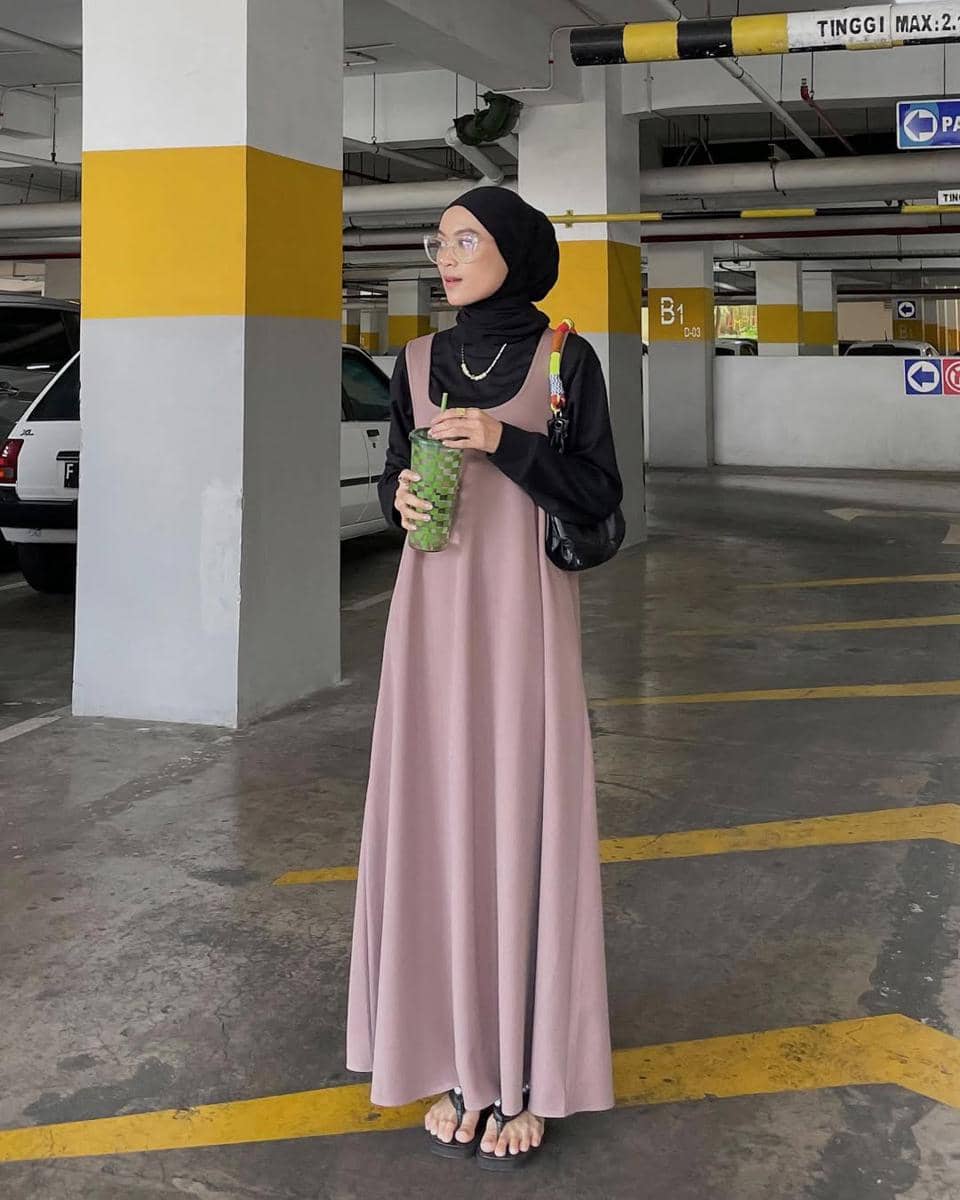 instagram.com:sabamodest.jpg, 1. Gamis tanpa lengan simpel, 2. Gamis tanpa lengan U-neck, 3. Gamis tanpa lengan aksen ruffle, 4. Gamis tanpa lengan aksen pita, 5. Gamis tanpa lengan aksen tali pinggang