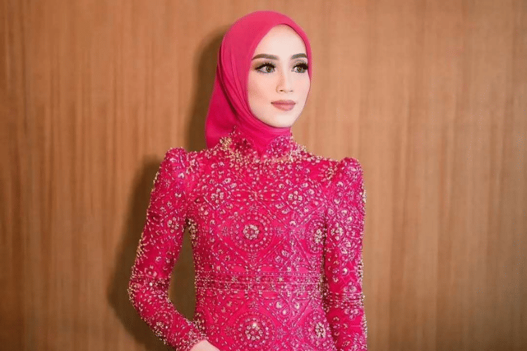 Cover Kebaya Fuschia - instagram.comboutiquekebayaku.id.png, 1. Abu-abu, 2. Cokelat Susu, 3. Dusty Pink, 4. Lavender, 5. Warna fuschia serasi