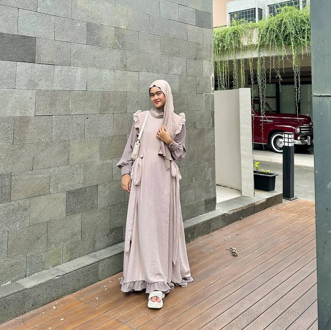 instagram.com:heavensent.id.jpg, 1. Gamis tanpa lengan simpel, 2. Gamis tanpa lengan U-neck, 3. Gamis tanpa lengan aksen ruffle, 4. Gamis tanpa lengan aksen pita, 5. Gamis tanpa lengan aksen tali pinggang