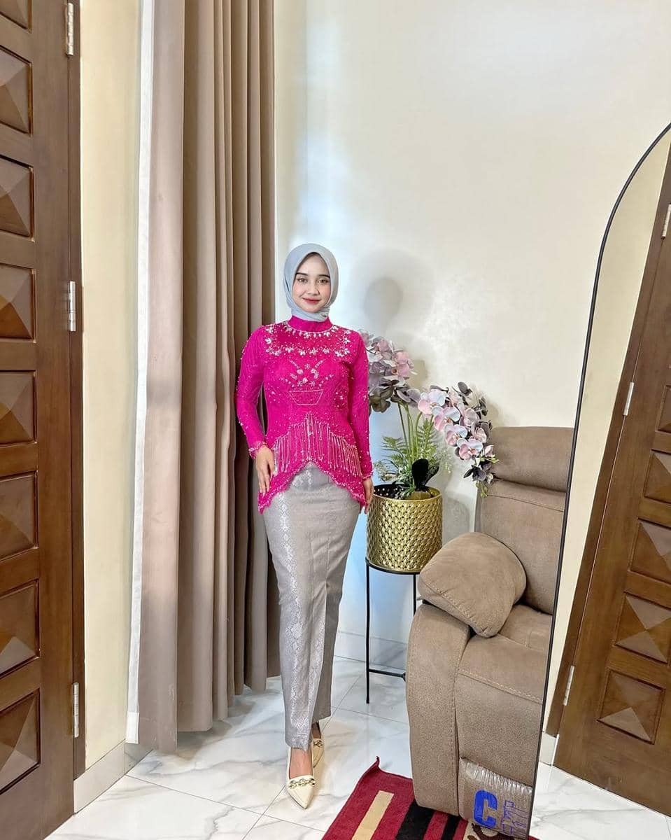 instagram.com:sewakebaya.zevanya.jpg, 1. Abu-abu, 2. Cokelat Susu, 3. Dusty Pink, 4. Lavender, 5. Warna fuschia serasi