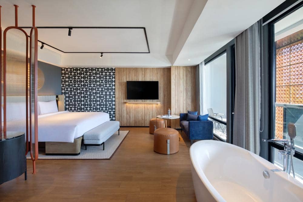 Room - TRIBE Comfort XL Suite Beach Front 02.jpg, Perpaduan desain urban dan sentuhan lokal yang bikin betah, Lokasi strategis di jantung Kuta, Infinity pool dan sunset view yang Instagrammable, Komitmen pada pariwisata berkelanjutan, Bagian dari brand global yang berorientasi pada gaya hidup