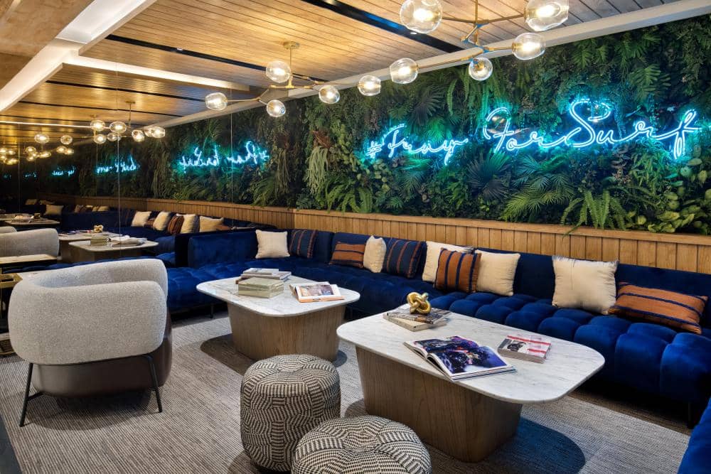 Lobby 07.jpg, Perpaduan desain urban dan sentuhan lokal yang bikin betah, Lokasi strategis di jantung Kuta, Infinity pool dan sunset view yang Instagrammable, Komitmen pada pariwisata berkelanjutan, Bagian dari brand global yang berorientasi pada gaya hidup