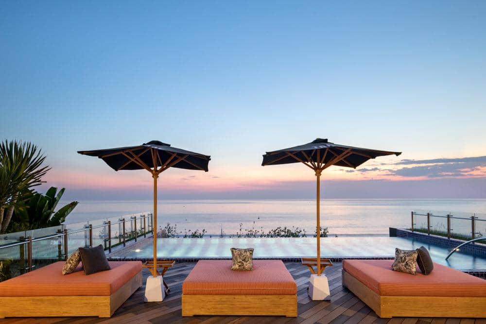 Infinity Pool 04.jpg, Perpaduan desain urban dan sentuhan lokal yang bikin betah, Lokasi strategis di jantung Kuta, Infinity pool dan sunset view yang Instagrammable, Komitmen pada pariwisata berkelanjutan, Bagian dari brand global yang berorientasi pada gaya hidup