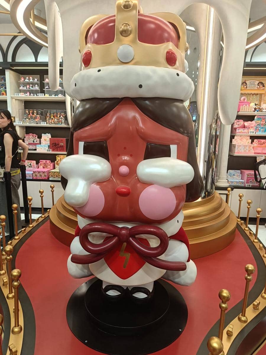 POP MART CP (2).jpeg, 1. Koleksi eksklusif yang cuma ada di sini, 2. Toko dengan tema Cry Baby yang super ikonik, 3. Photobooth pertama di dalam Store POP MART, 4. Instalasi WILD BUT CUTIE PARK di area Tribeca, 5. Fashion Show bareng hewan peliharaan di POP WALK with Pet