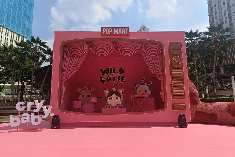 POP MART CP.jpeg, 1. Koleksi eksklusif yang cuma ada di sini, 2. Toko dengan tema Cry Baby yang super ikonik, 3. Photobooth pertama di dalam Store POP MART, 4. Instalasi WILD BUT CUTIE PARK di area Tribeca, 5. Fashion Show bareng hewan peliharaan di POP WALK with Pet