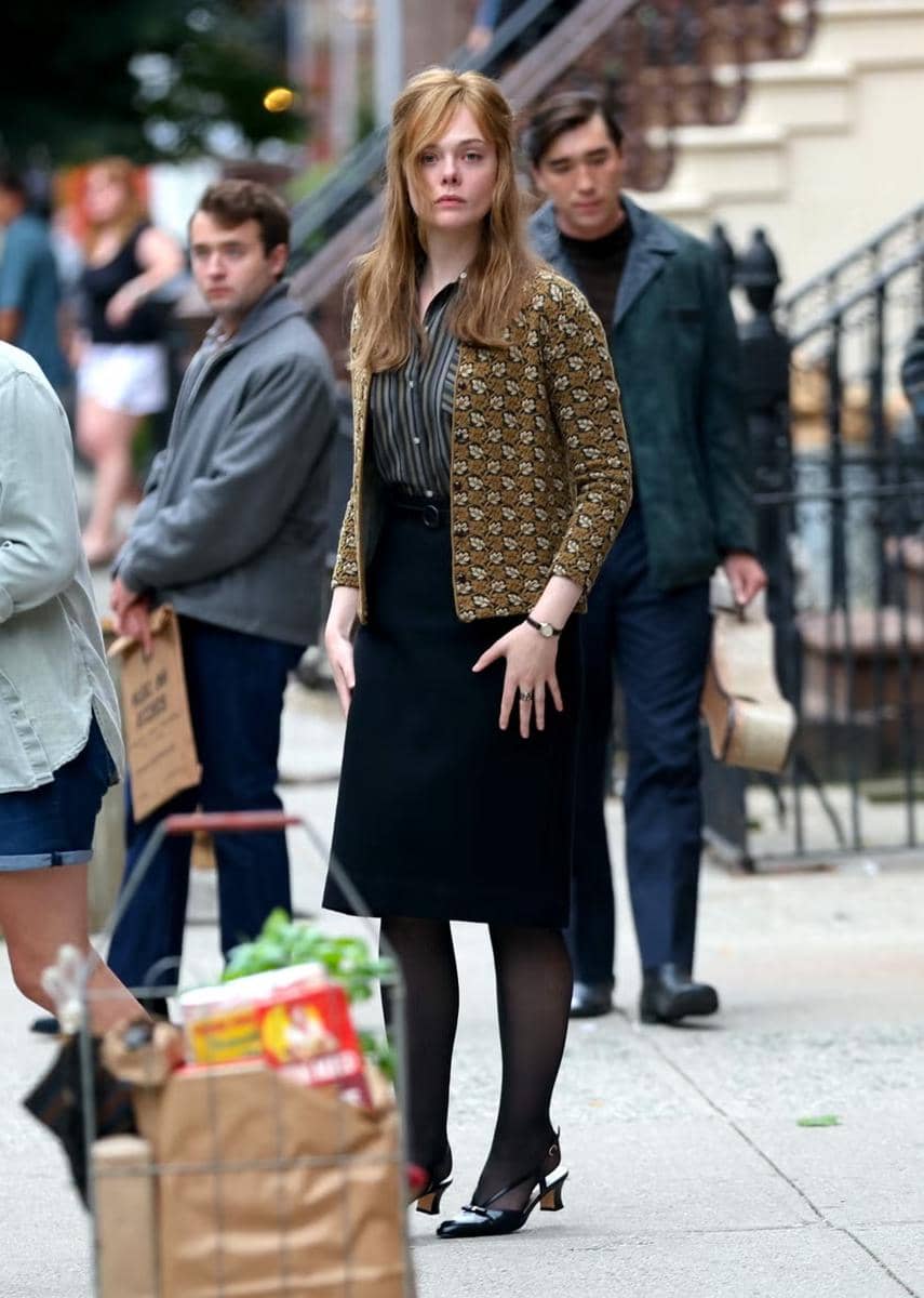 gettyimages-2157237226-666c2f99b3eca.jpeg, 1. Berperan sebagai Princess Aurora dalam film Maleficent (2014), Elle Fanning tampil manis dengan gaun lengan panjang dibalut jubah bertudung yang dinominasikan bersama chunky belt., 2. Tidak hanya aktingnya saja, penampilan kasual Elle Fanning dengan kaos polos kuning butter dan rok midi biru dalam film 20th Century Women (2016) terbukti masih memorable bagi sebagian penonton., 3. Menghidupkan kembali Mary Shelley di layar lebar, Elle Fanning sukses curi perhatian lewat sederet gaun jadul khas masa awal periode era Victoria yang dikenal dengan ball gown berkerah tinggi., 4. 4. Gaya gadis remaja kutu buku yang terkesan preppy meski sedikit berantakan terlihat jelas lewat perwujudan Violet yang dimainkan Elle Fanning dalam film romansa All The Bright Places (2020)., 5. Sedangkan di film A Complete Unknown (2024), Elle Fanning berperan sebagai Sylvie Russo bertransformasi dalam balutan pakaian bermotif bold era 60-an dengan sentuhan gaya hippies yang kasual.