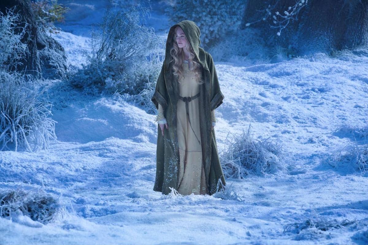 ZJHTox2DAG.jpg, 1. Berperan sebagai Princess Aurora dalam film Maleficent (2014), Elle Fanning tampil manis dengan gaun lengan panjang dibalut jubah bertudung yang dinominasikan bersama chunky belt., 2. Tidak hanya aktingnya saja, penampilan kasual Elle Fanning dengan kaos polos kuning butter dan rok midi biru dalam film 20th Century Women (2016) terbukti masih memorable bagi sebagian penonton., 3. Menghidupkan kembali Mary Shelley di layar lebar, Elle Fanning sukses curi perhatian lewat sederet gaun jadul khas masa awal periode era Victoria yang dikenal dengan ball gown berkerah tinggi., 4. 4. Gaya gadis remaja kutu buku yang terkesan preppy meski sedikit berantakan terlihat jelas lewat perwujudan Violet yang dimainkan Elle Fanning dalam film romansa All The Bright Places (2020)., 5. Sedangkan di film A Complete Unknown (2024), Elle Fanning berperan sebagai Sylvie Russo bertransformasi dalam balutan pakaian bermotif bold era 60-an dengan sentuhan gaya hippies yang kasual.