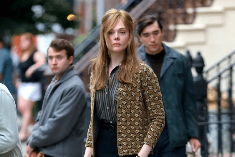 COVER STORY FOR POPBELA ARTICLE (26).png, 1. Berperan sebagai Princess Aurora dalam film Maleficent (2014), Elle Fanning tampil manis dengan gaun lengan panjang dibalut jubah bertudung yang dinominasikan bersama chunky belt., 2. Tidak hanya aktingnya saja, penampilan kasual Elle Fanning dengan kaos polos kuning butter dan rok midi biru dalam film 20th Century Women (2016) terbukti masih memorable bagi sebagian penonton., 3. Menghidupkan kembali Mary Shelley di layar lebar, Elle Fanning sukses curi perhatian lewat sederet gaun jadul khas masa awal periode era Victoria yang dikenal dengan ball gown berkerah tinggi., 4. 4. Gaya gadis remaja kutu buku yang terkesan preppy meski sedikit berantakan terlihat jelas lewat perwujudan Violet yang dimainkan Elle Fanning dalam film romansa All The Bright Places (2020)., 5. Sedangkan di film A Complete Unknown (2024), Elle Fanning berperan sebagai Sylvie Russo bertransformasi dalam balutan pakaian bermotif bold era 60-an dengan sentuhan gaya hippies yang kasual.