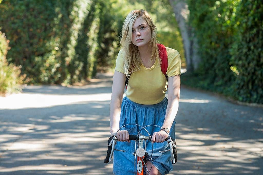 MV5BMjEyNDQxNTQ4N15BMl5BanBnXkFtZTgwOTcyNDA1MDI@._V1_FMjpg_UX1024_.jpeg, 1. Berperan sebagai Princess Aurora dalam film Maleficent (2014), Elle Fanning tampil manis dengan gaun lengan panjang dibalut jubah bertudung yang dinominasikan bersama chunky belt., 2. Tidak hanya aktingnya saja, penampilan kasual Elle Fanning dengan kaos polos kuning butter dan rok midi biru dalam film 20th Century Women (2016) terbukti masih memorable bagi sebagian penonton., 3. Menghidupkan kembali Mary Shelley di layar lebar, Elle Fanning sukses curi perhatian lewat sederet gaun jadul khas masa awal periode era Victoria yang dikenal dengan ball gown berkerah tinggi., 4. 4. Gaya gadis remaja kutu buku yang terkesan preppy meski sedikit berantakan terlihat jelas lewat perwujudan Violet yang dimainkan Elle Fanning dalam film romansa All The Bright Places (2020)., 5. Sedangkan di film A Complete Unknown (2024), Elle Fanning berperan sebagai Sylvie Russo bertransformasi dalam balutan pakaian bermotif bold era 60-an dengan sentuhan gaya hippies yang kasual.
