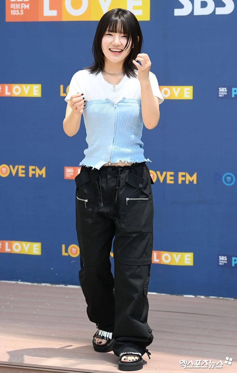 1686629830683975.jpg, 1. Pakai gaun halter putih berpotongan rok asimetris di SBS Drama Awards 2022, Lee Eun Saem habay sempurnakan look-nya dengan open-toe heels bersol tebal senada. , 2. Jadi bintang tamu untuk sebuah acara siaran radio, Lee Eun Saem kombinasikan atasan double layer model zip-up dengan celana cargo hitam dan sepasang sandal. , 3. Ikut meramaikan pemutaran perdana film Concrete Utopia, Lee Eun Saem pakai vest top gelap motif pinstripes, celana denim serta sebuah kalung minimalis. , 4. Sedangkan di Asia Artists Awards 2023, Lee Eun Saem tiba dalam balutan gaun hitam lengan panjang yang mengkilap meski tanpa perhiasan tambahan., 5. Sempat menghadiri Canneseries International Festival 2025, Lee Eun Saem datang dengan setelan tank top hitam pendek yang dikombinasikan bersama rok maxi baby pink berdetail pita dan pointed toe.